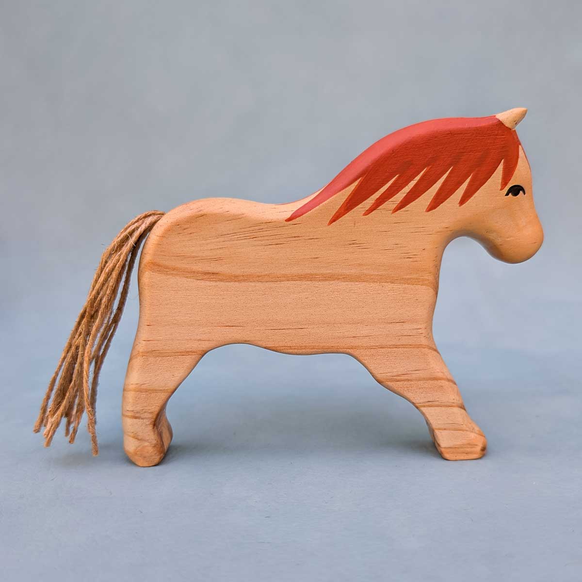 Pony de madera, juguete Montessori artesanal para estimular la imaginación infantil