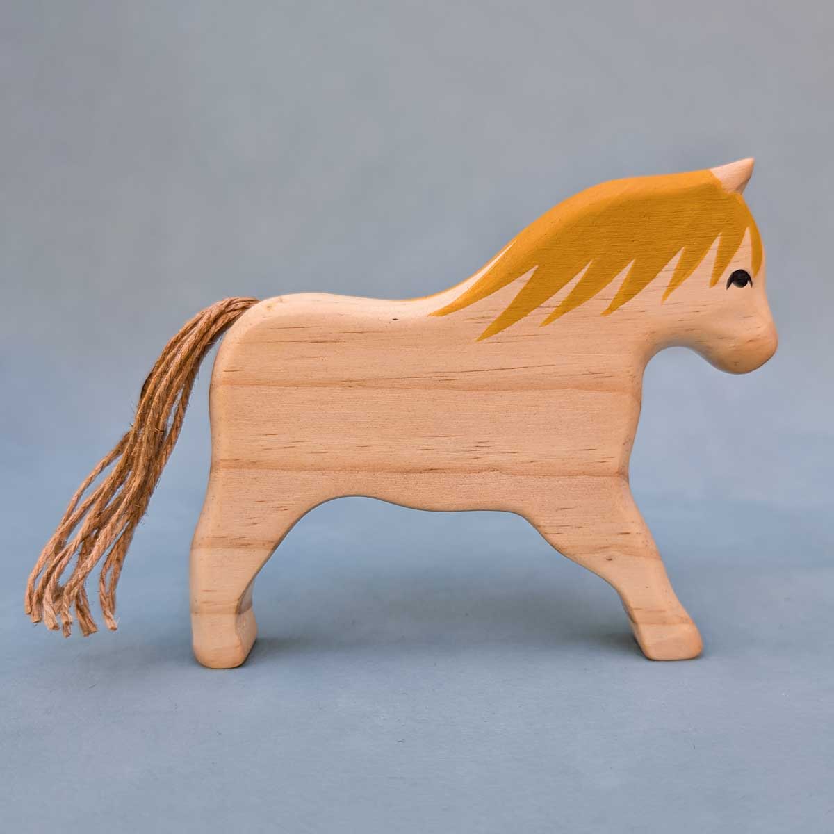 Pony de madera, juguete Montessori artesanal para estimular la imaginación infantil