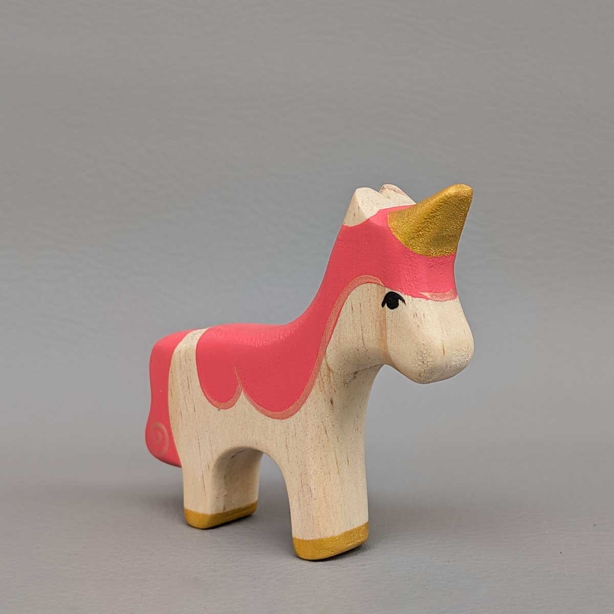 Unicornio de madera, color fucsia, juguete Montessori artesanal para estimular la imaginación infantil