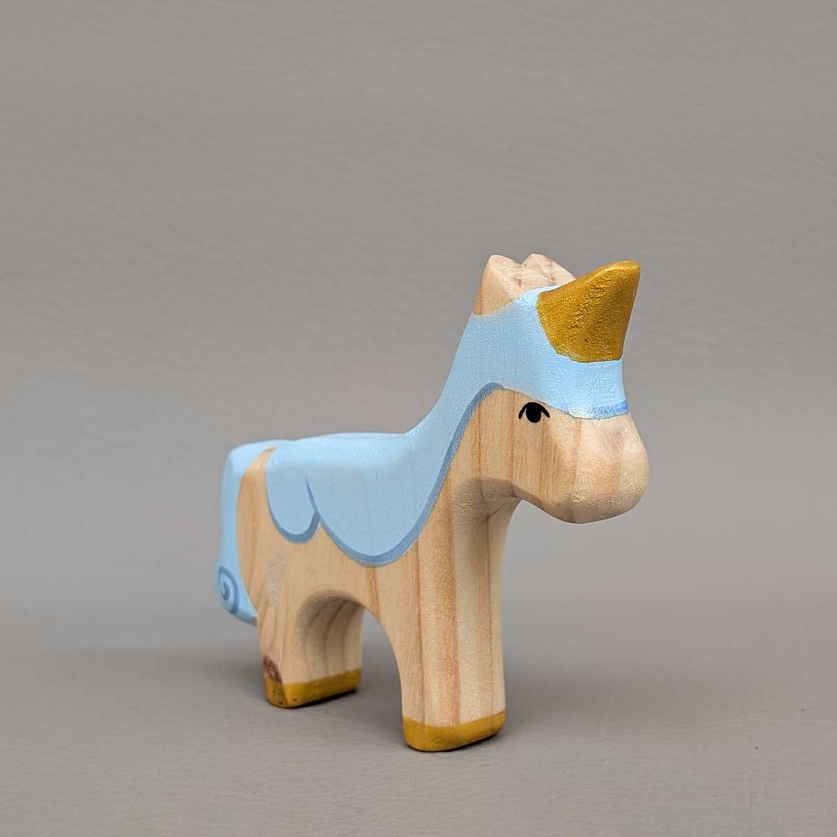 Unicornio de madera, color azul claro, juguete Montessori artesanal para estimular la imaginación infantil