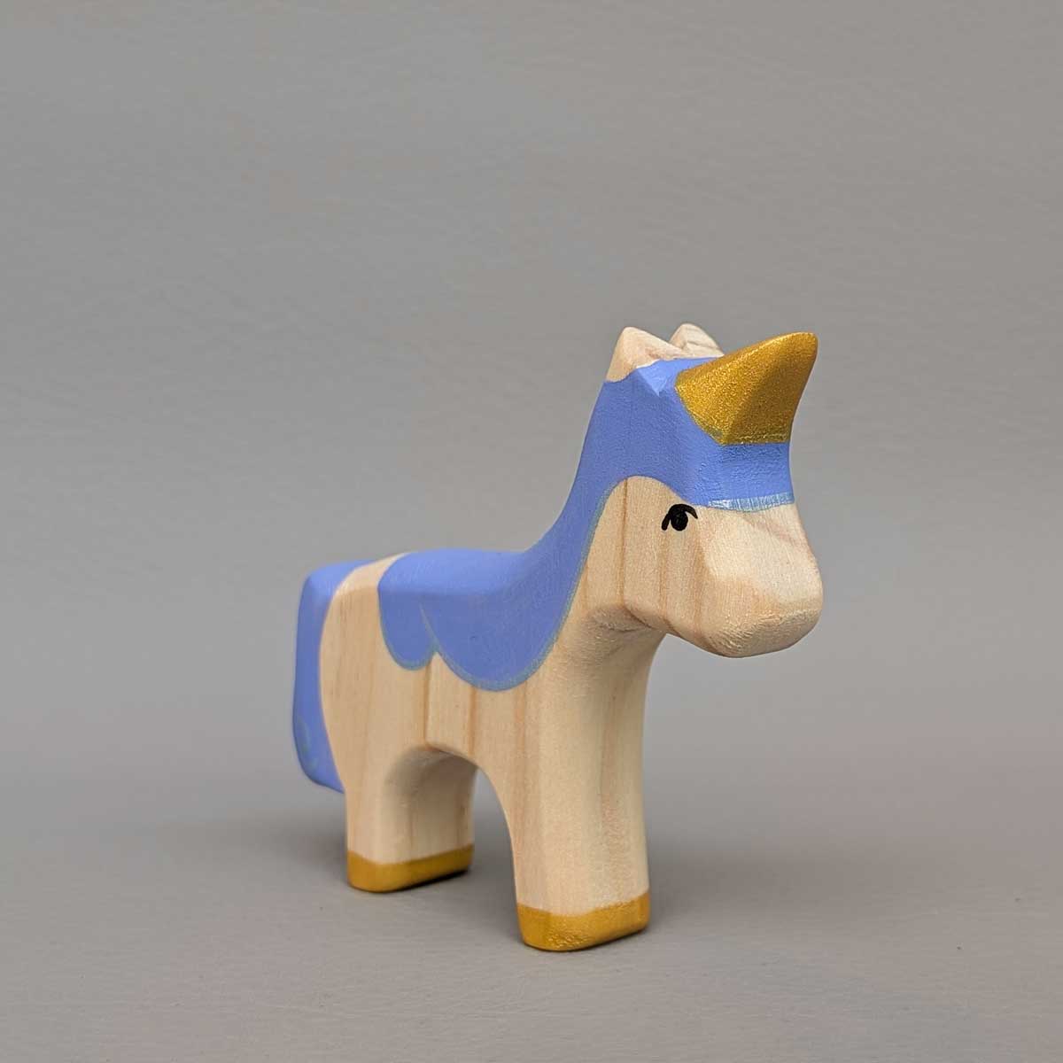 Unicornio de madera, color azul, juguete Montessori artesanal para estimular la imaginación infantil
