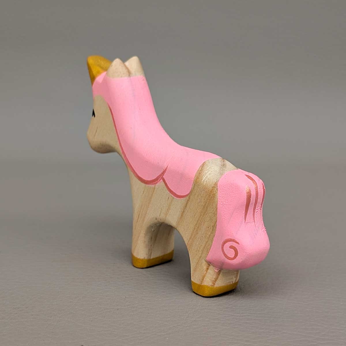 Unicornio de madera, juguete Montessori artesanal para estimular la imaginación infantil. Vista posterior