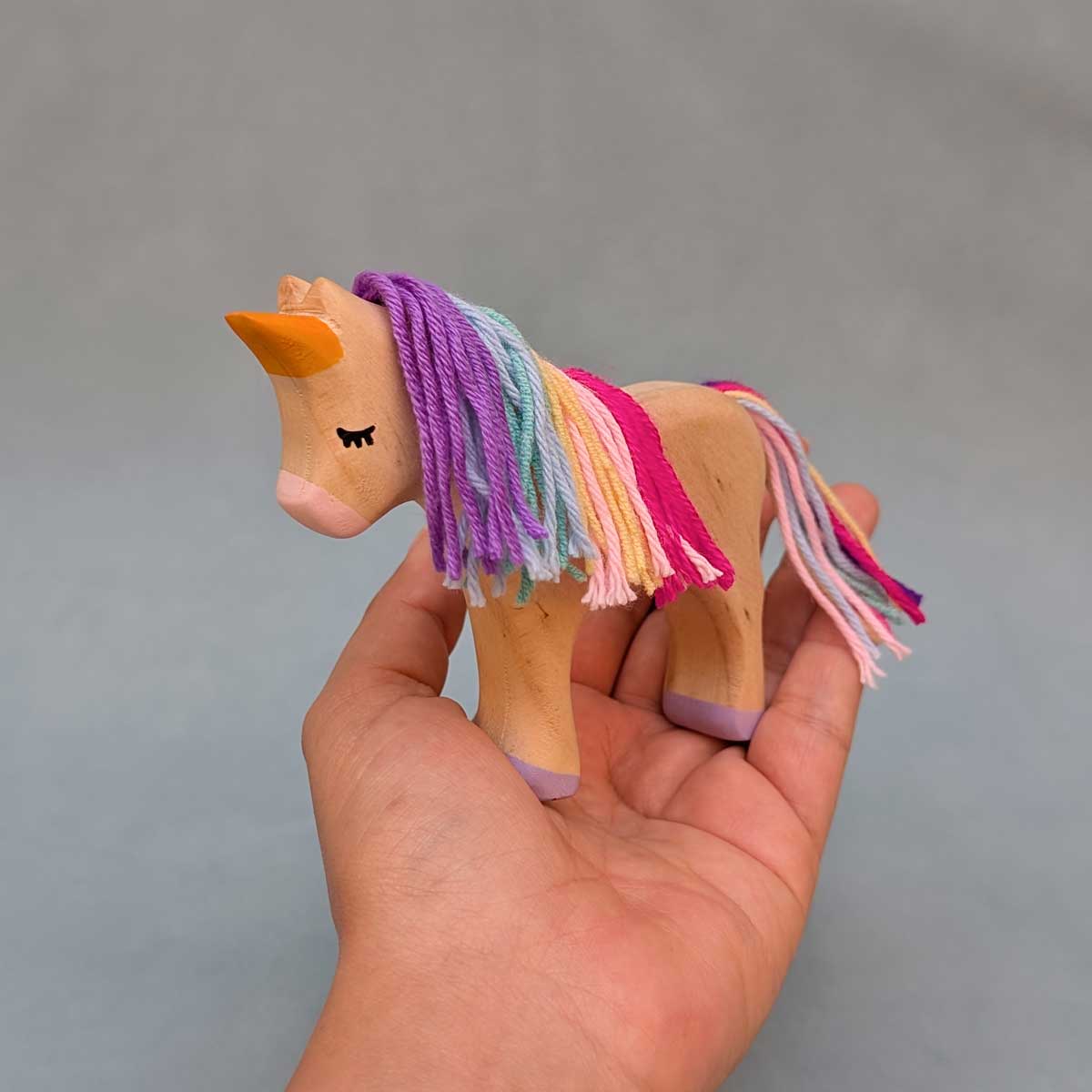 Unicornio de madera, crin de colores, juguete Montessori artesanal para estimular la imaginación infantil