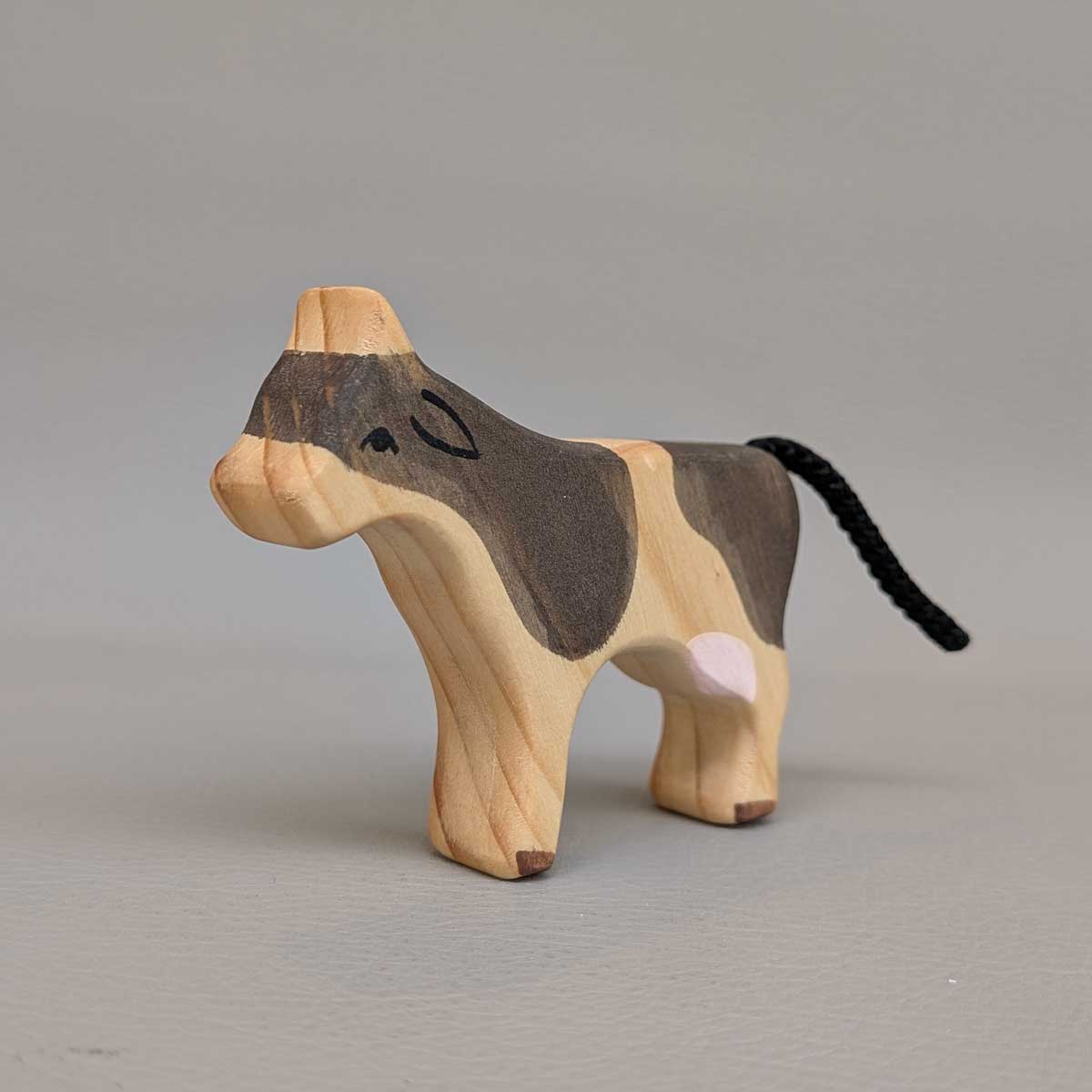 Vaca de madera pequeña