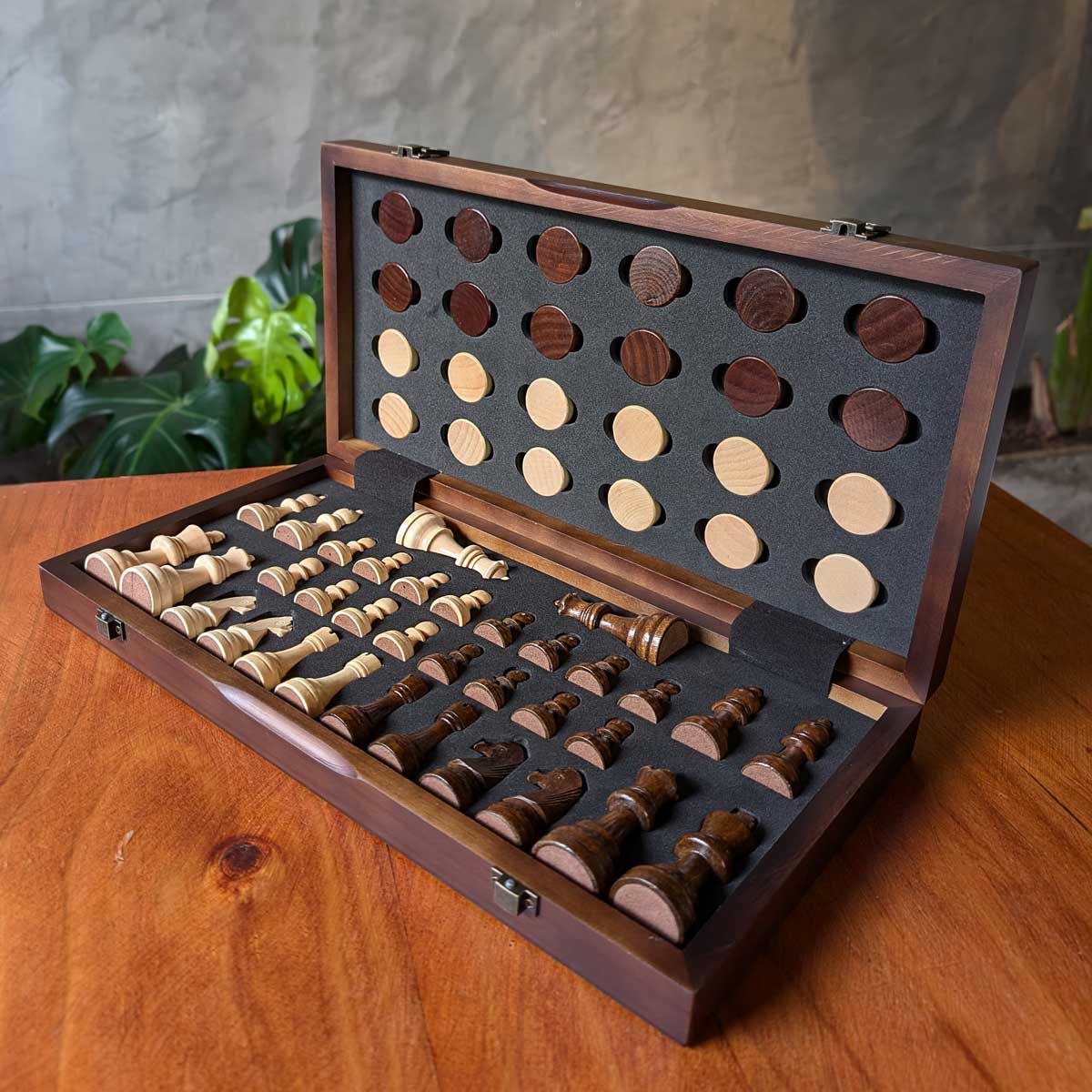 Juego de ajedrez y damas chinas imantado en madera tamaño grande, ideal para jugar en familia y desarrollar habilidades estratégicas. Detalle de fichas en parte interna del tablero