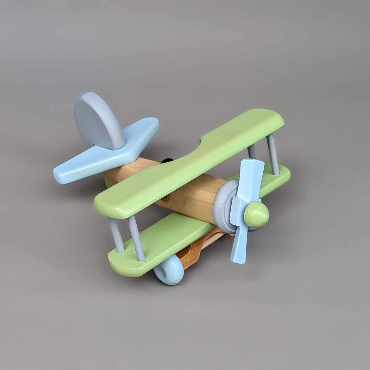 Avión biplano pequeño