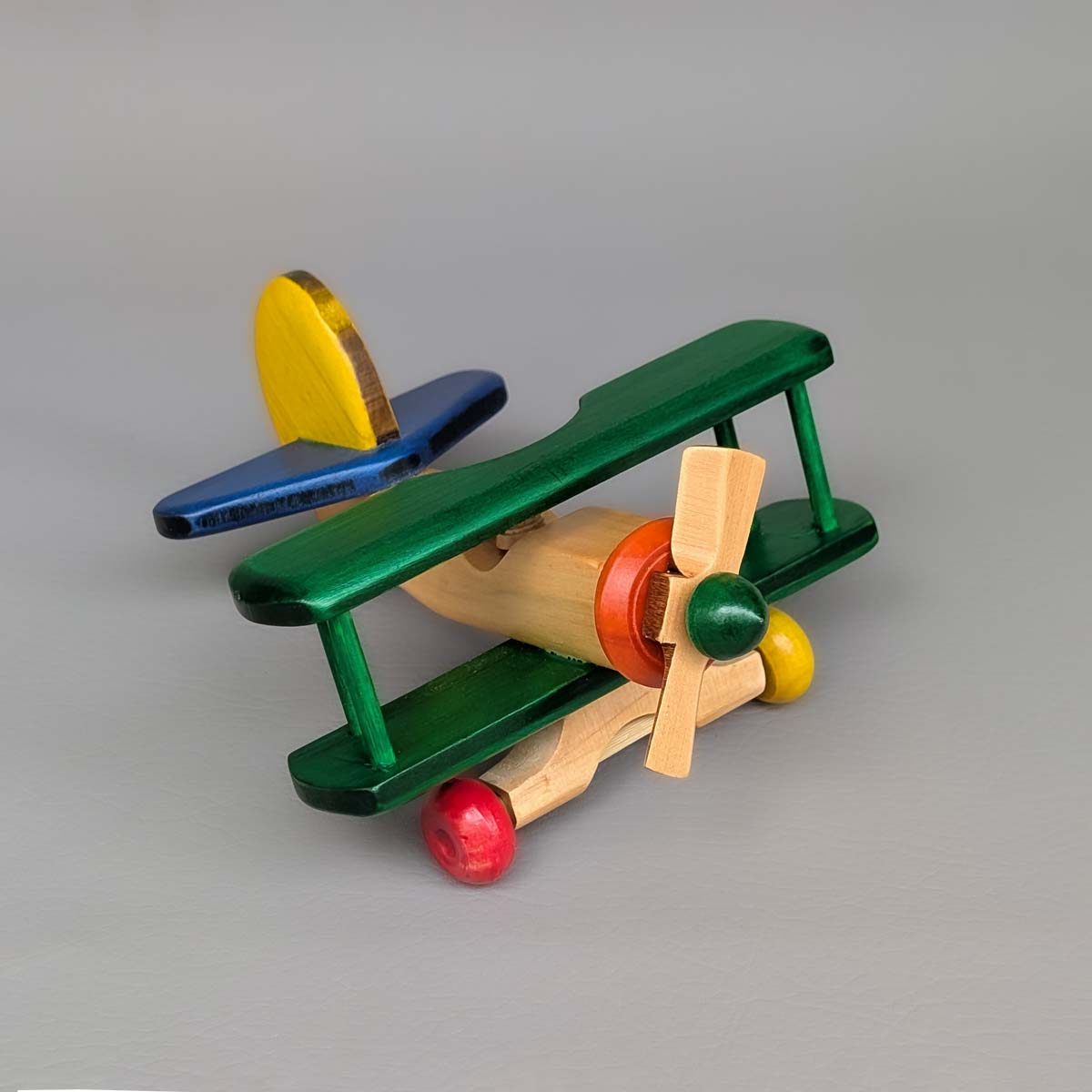 Avión biplano pequeño