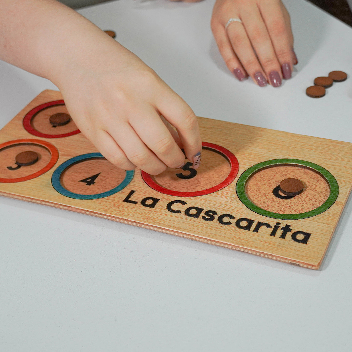 Juego 2 en 1: Cascarita + Dados CDI (centro, derecha, izquierda)