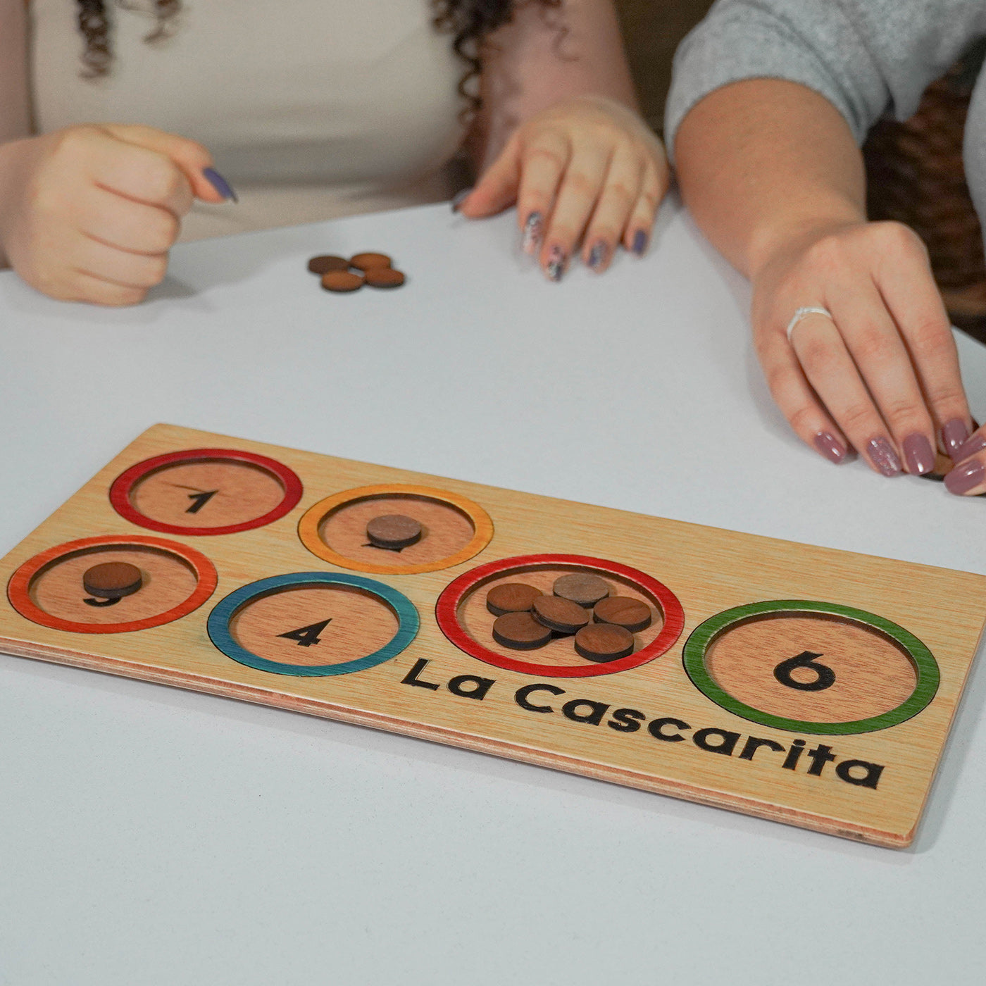 Juego 2 en 1: Cascarita + Dados CDI (centro, derecha, izquierda)