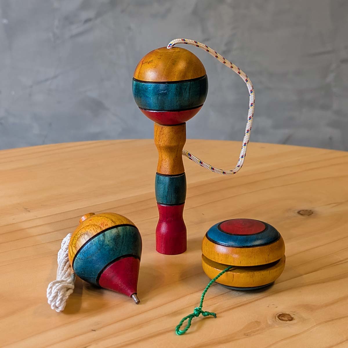 Combo juegos tradicionales de Colombia (yoyo, trompo y balero / coca)