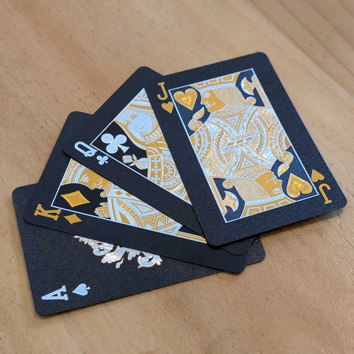 Juego de cartas póker negras impermeables, diseño elegante y resistente al agua para partidas duraderas. Detalle cartas