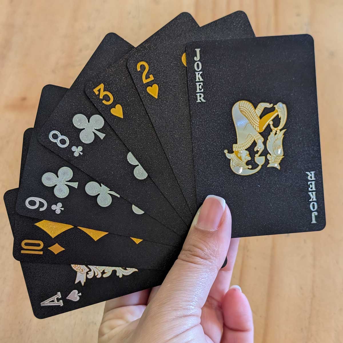 Juego de cartas póker negras impermeables, diseño elegante y resistente al agua para partidas duraderas