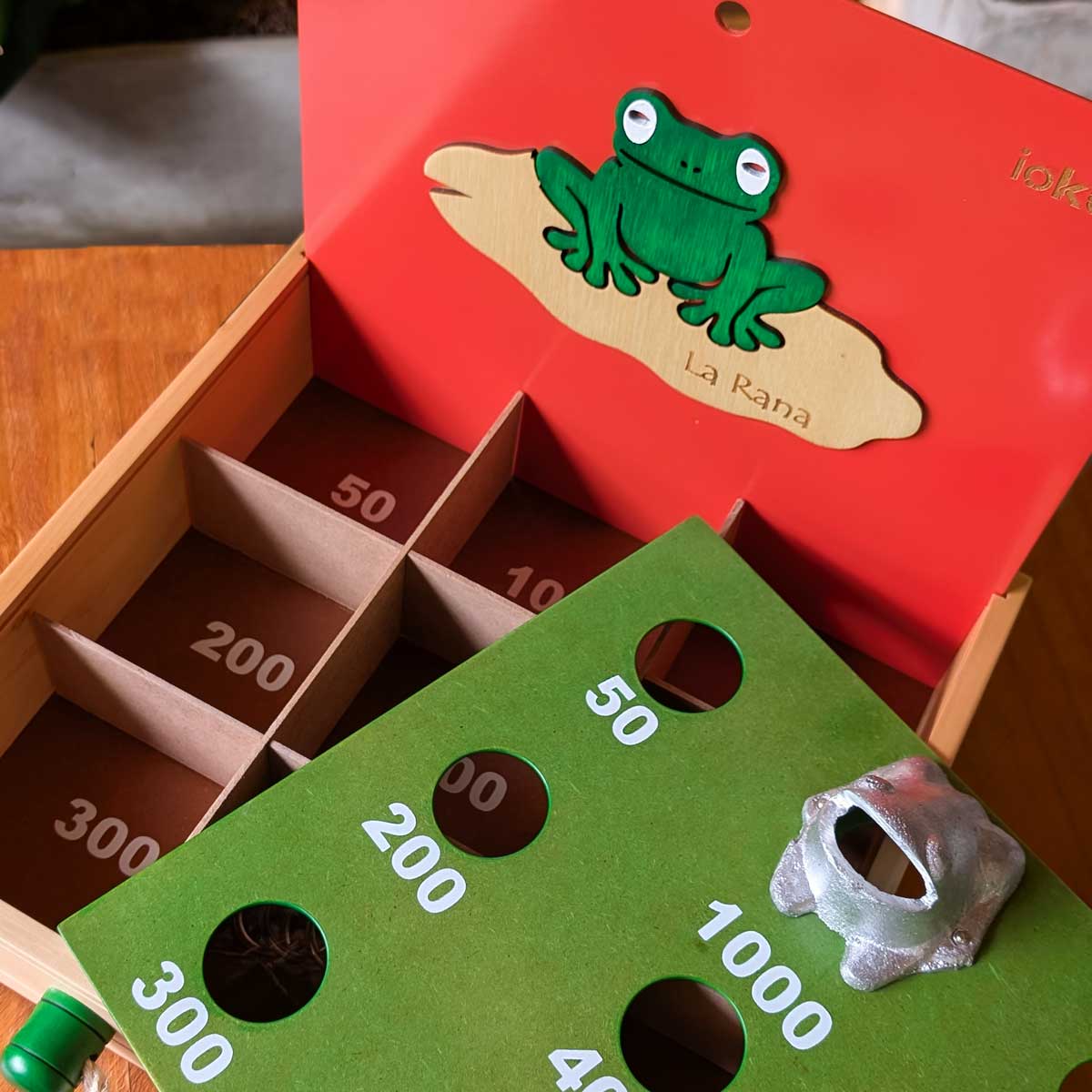 Juego la Rana / Sapo portátil en madera, ideal para integración y diversión en cualquier lugar. Imagen detalle interior caja