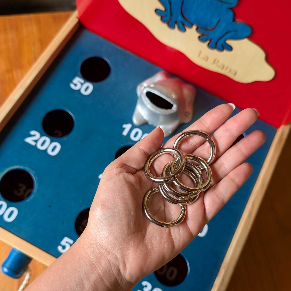 Juego la Rana / Sapo portátil en madera, ideal para integración y diversión en cualquier lugar. Foto detalle argollas