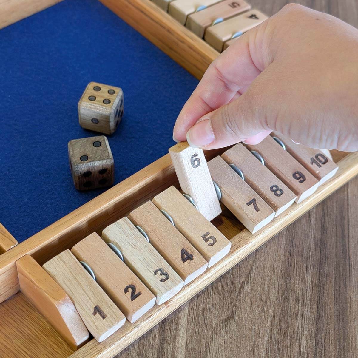 Juego matemático cierra la caja (Shut the box) para 4 jugadores