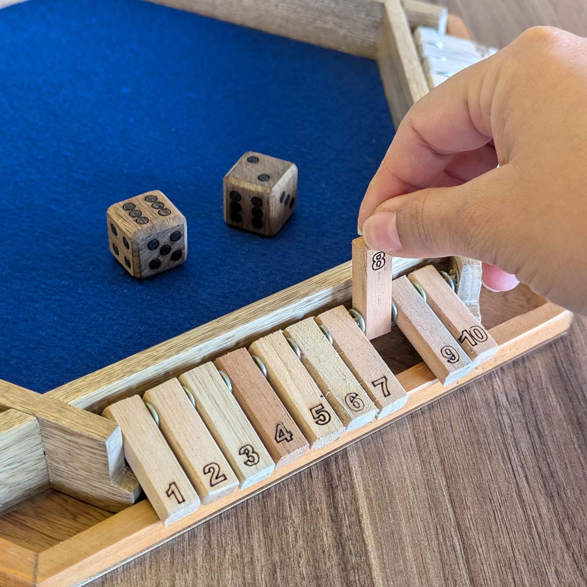 Juego matemático cierra la caja (Shut the box) para 6 jugadores