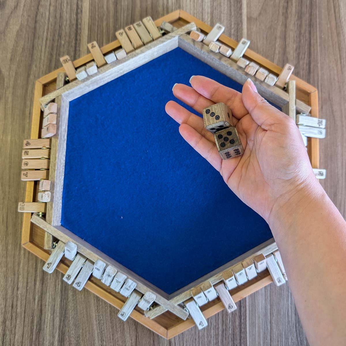 Juego matemático cierra la caja (Shut the box) para 6 jugadores