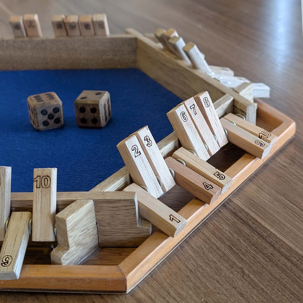 Juego matemático cierra la caja (Shut the box) para 6 jugadores