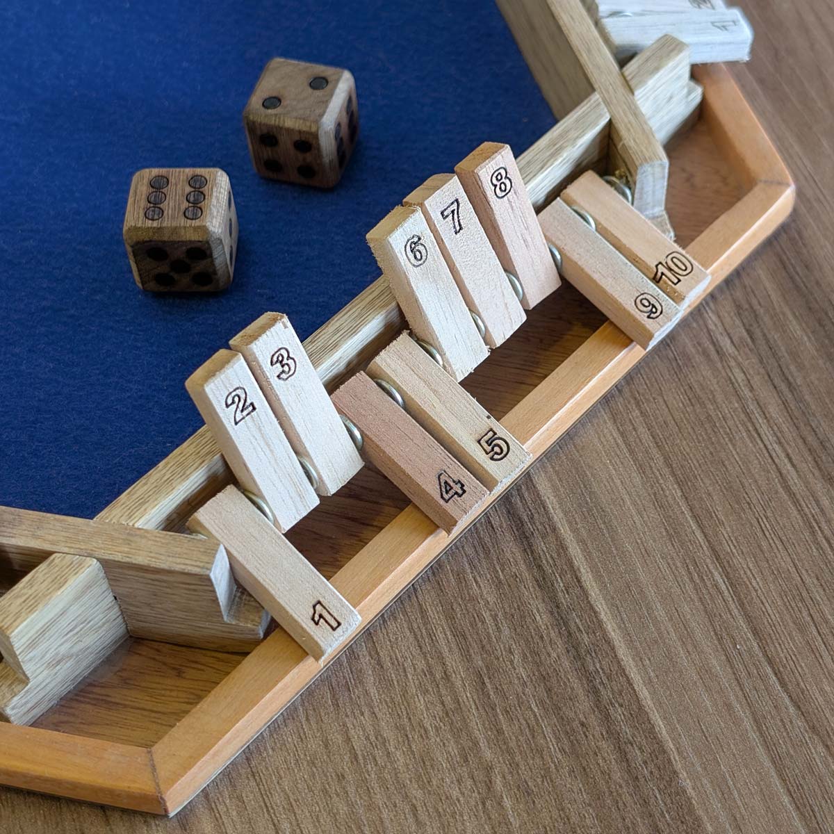 Juego matemático cierra la caja (Shut the box) para 6 jugadores