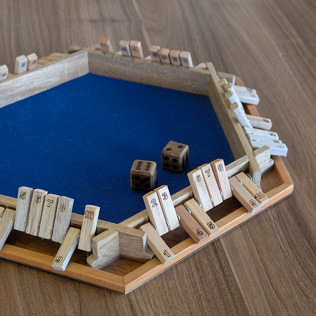 Juego matemático cierra la caja (Shut the box) para 6 jugadores