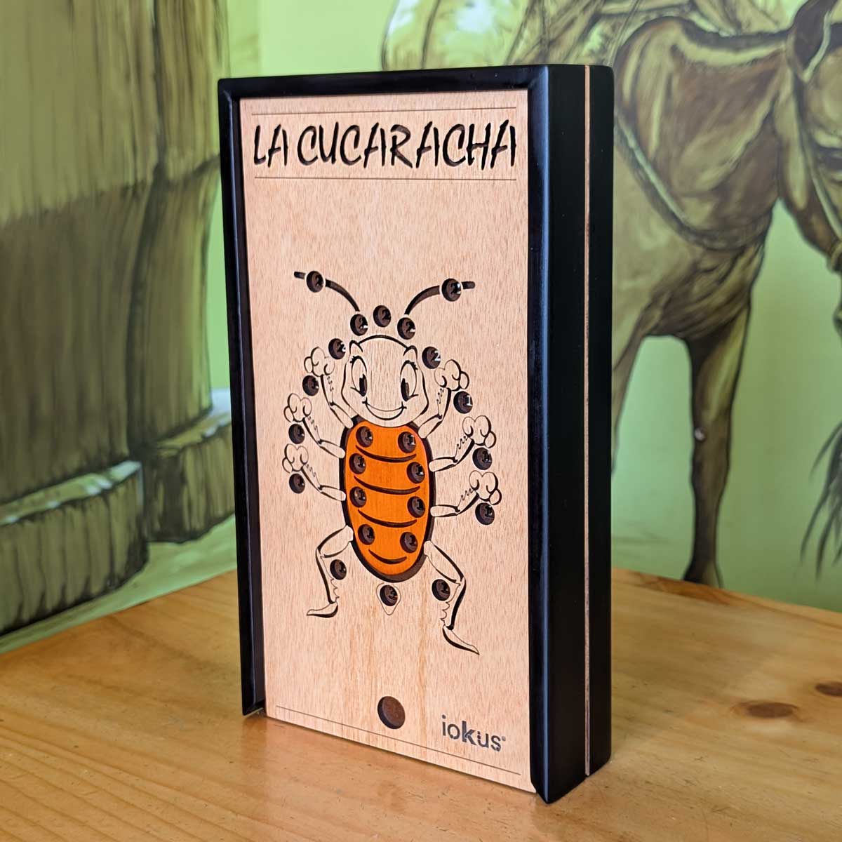 Juego La Cucaracha en madera, ideal para integración y diversión en familia. Imagen de la caja color negra