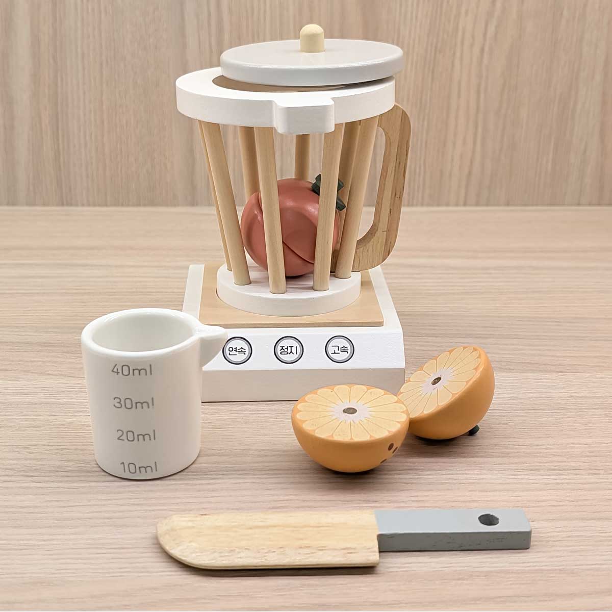 Licuadora de madera artesanal para niños, estimula la imaginación y el juego simbólico. Incluye licuadora, vaso, cuchillo y 2 frutas en madera