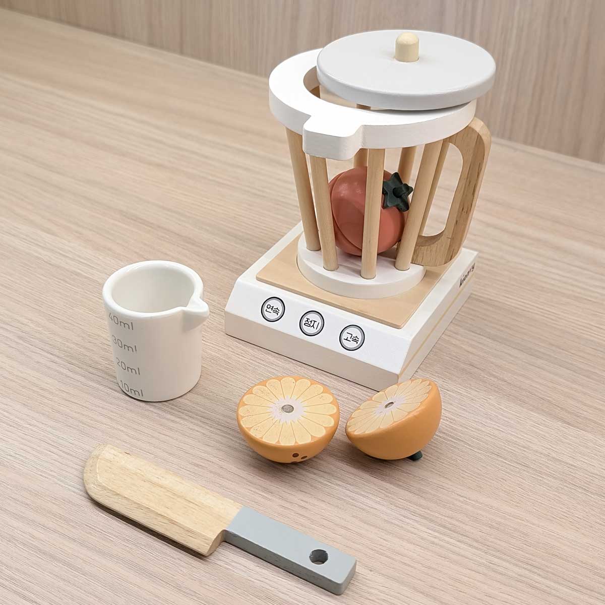 Licuadora de madera artesanal para niños, estimula la imaginación y el juego simbólico. Imagen de lo que incluye (licuadora, vaso, cuchillo, naranja y tomate en madera)