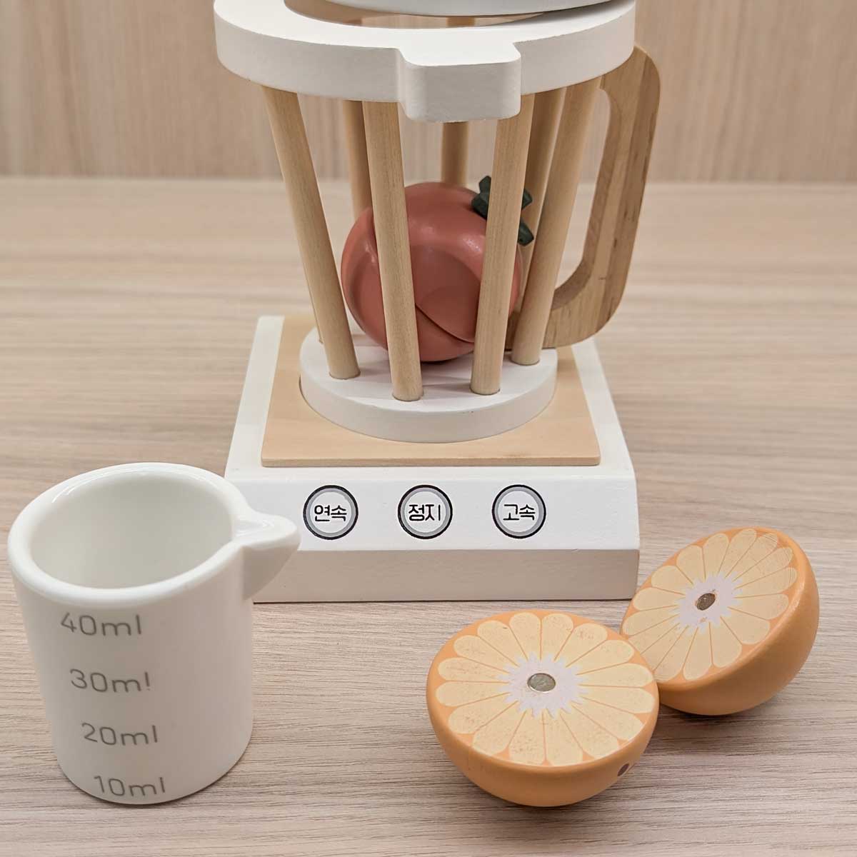 Licuadora de madera artesanal para niños, estimula la imaginación y el juego simbólico. Imagen detalle 