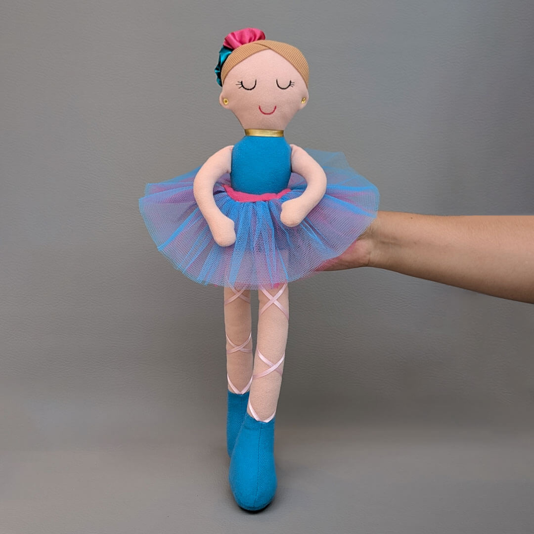 Muñeca de tela bailarina con vestido azul, tutú y moño, hecha a mano en Colombia. Regalo para niña