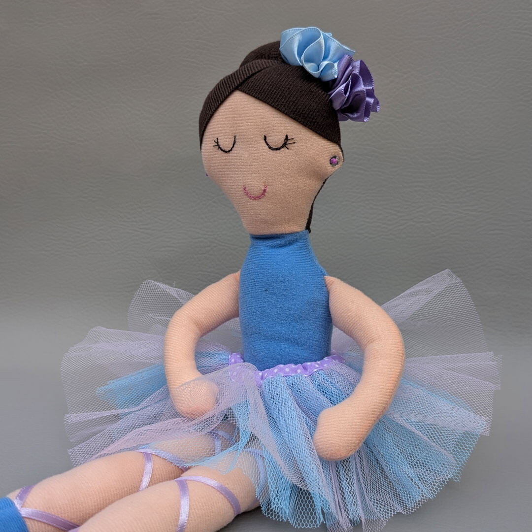 Muñeca de tela bailarina con vestido azul, tutú y moño, hecha a mano en Colombia. Regalo para niña