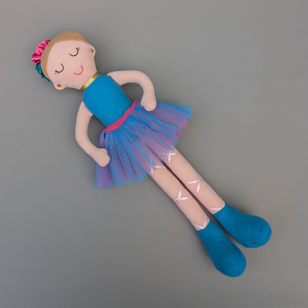 Muñeca de tela bailarina con vestido azul, tutú y moño, hecha a mano En Colombia. Regalo para niña