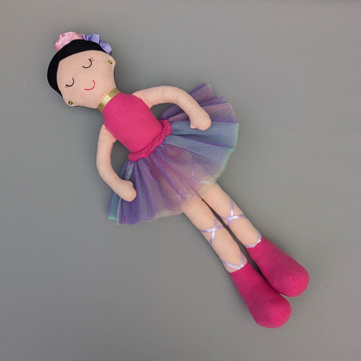 Muñeca de tela bailarina con vestido fucsia, tutú y moño, hecha a mano en Colombia. Regalo para niña