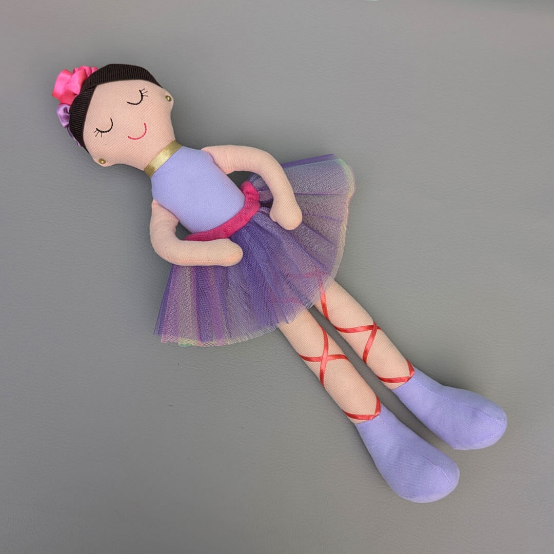 Muñeca de tela bailarina con vestido lila, tutú y moño, hecha a mano en Colombia. Regalo para niña