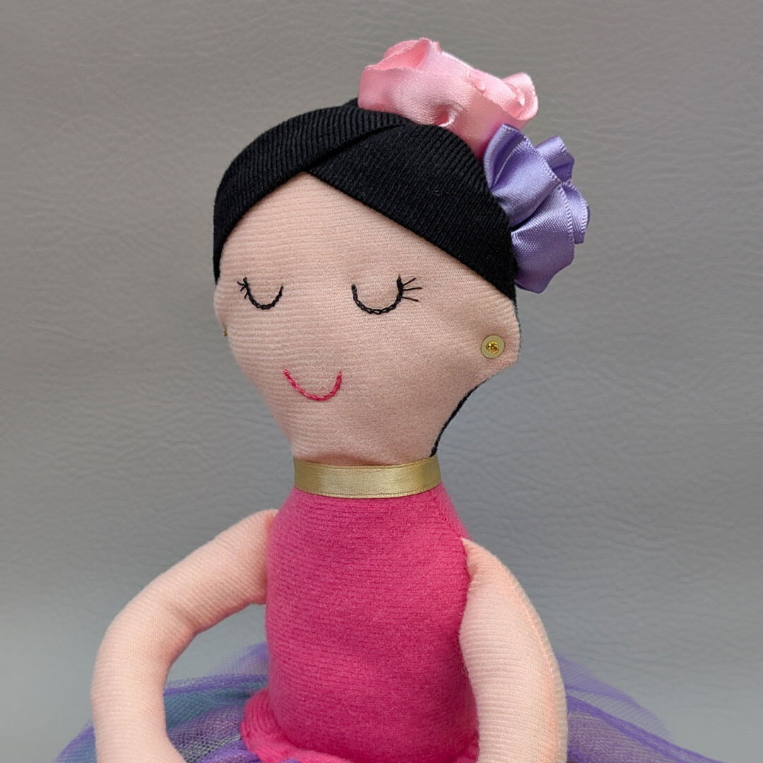 Muñeca de tela bailarina con vestido fucsia, tutú y moño, hecha a mano en Colombia. Regalo para niña