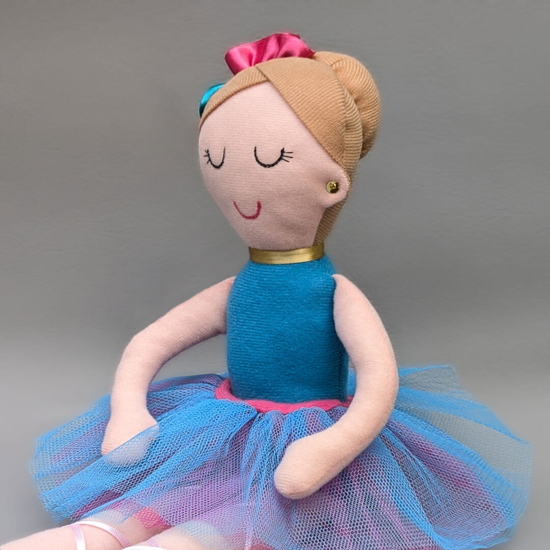 Muñeca de tela bailarina con vestido azul, tutú y moño, hecha a mano en Colombia. Regalo para niña