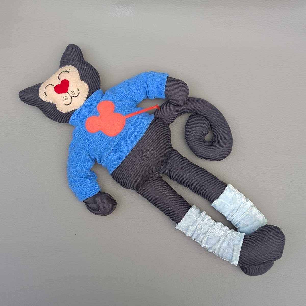 Peluche de gato en tela, hecho a mano en Colombia. Regalo niños