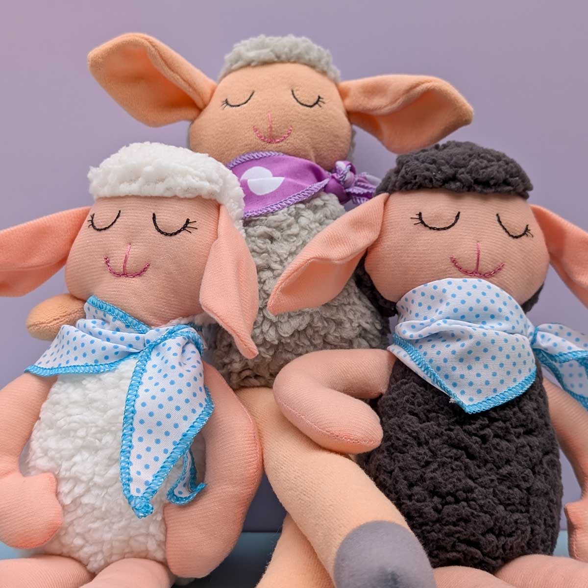 Peluche de oveja en tela, suave, hecho a mano en Colombia. Regalo niños. Colores. Detalle carita
