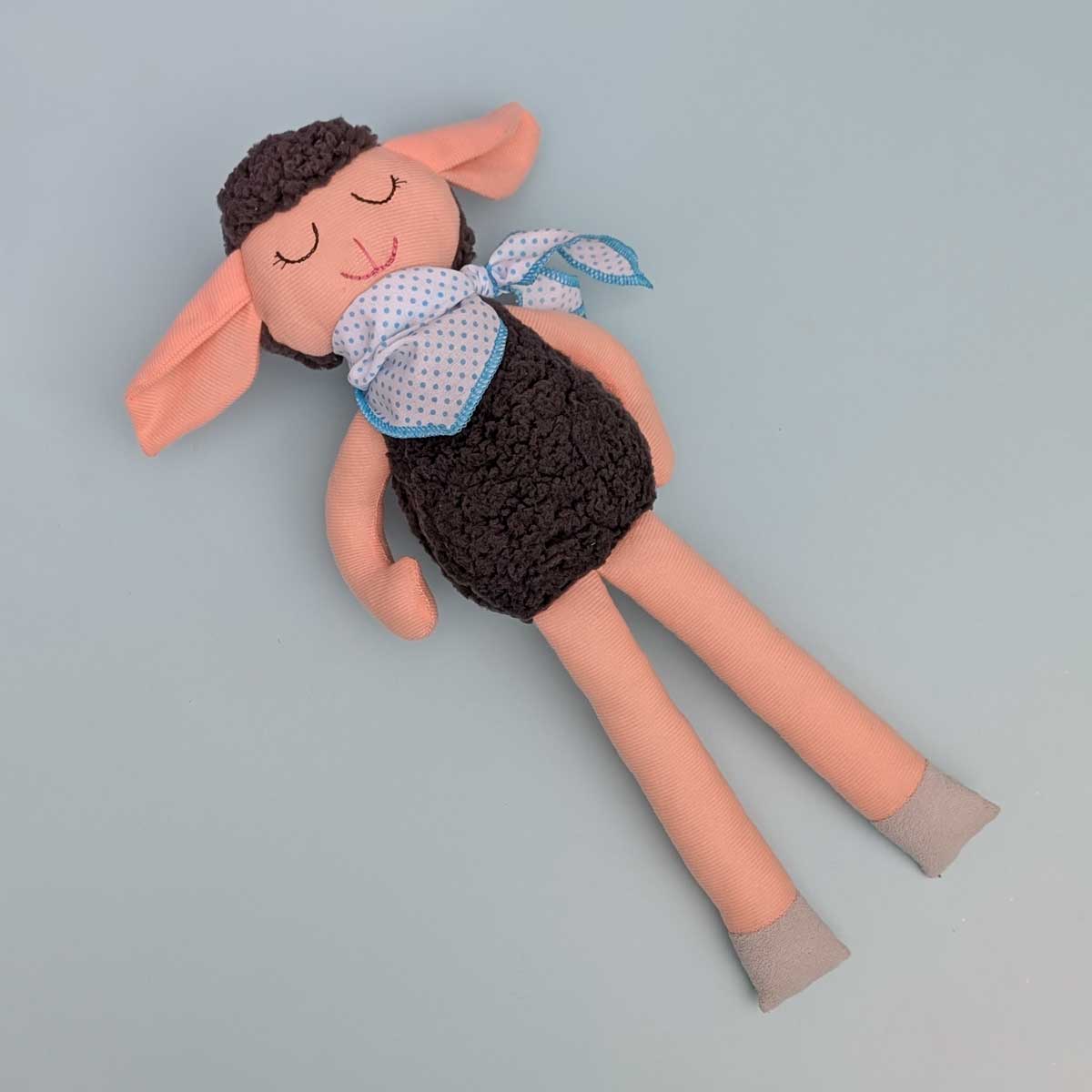Peluche de oveja en tela, suave, hecho a mano en Colombia. Regalo niños. Color negro