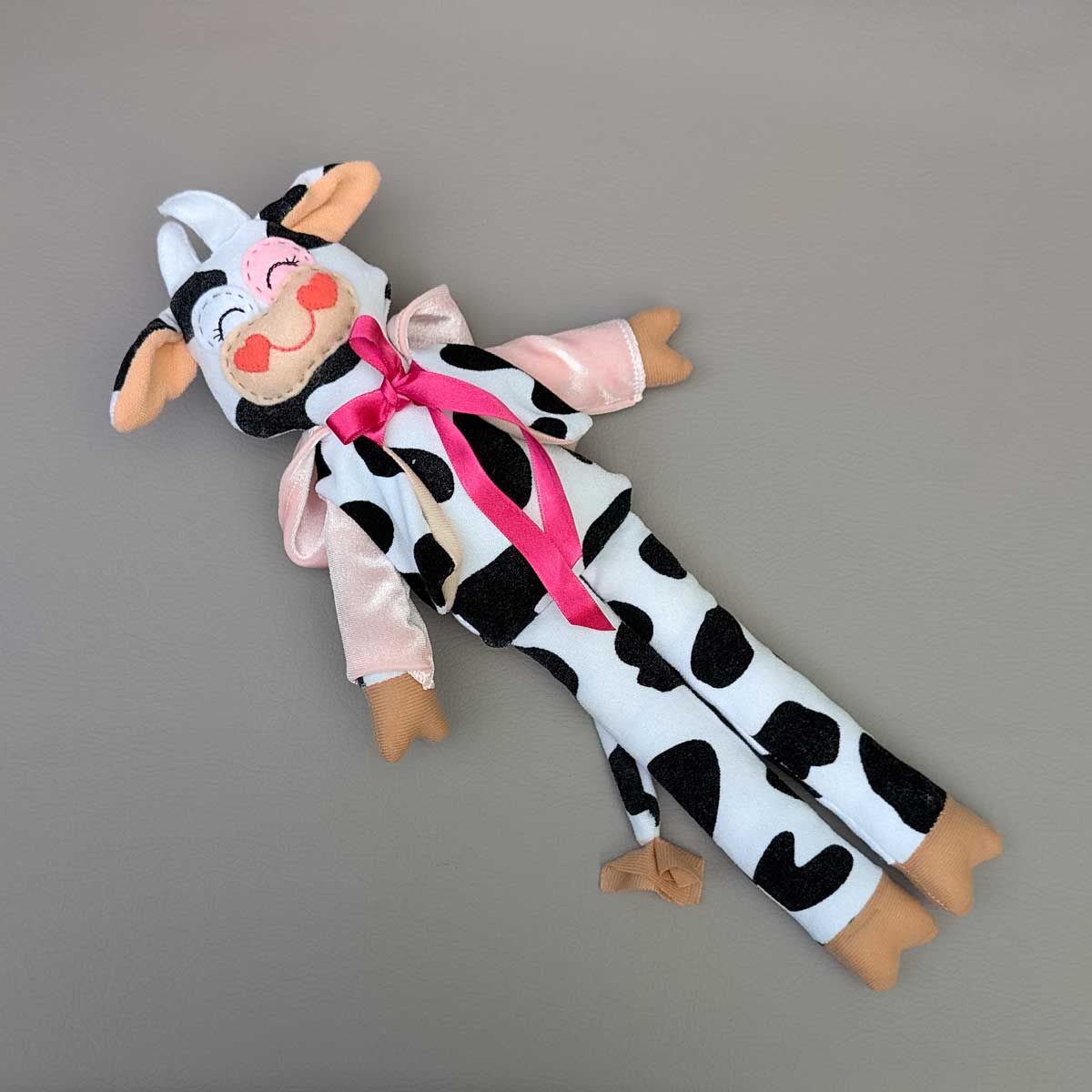 Peluche vaca Lola, con saco rosa, hecho a mano en Colombia, ideal para estimular los sentidos de los niños