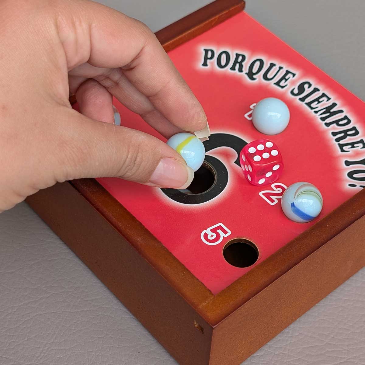 Juego de mesa ¿Por qué siempre yo? versión en MDF con canicas, divertido y accesible. Foto detalle