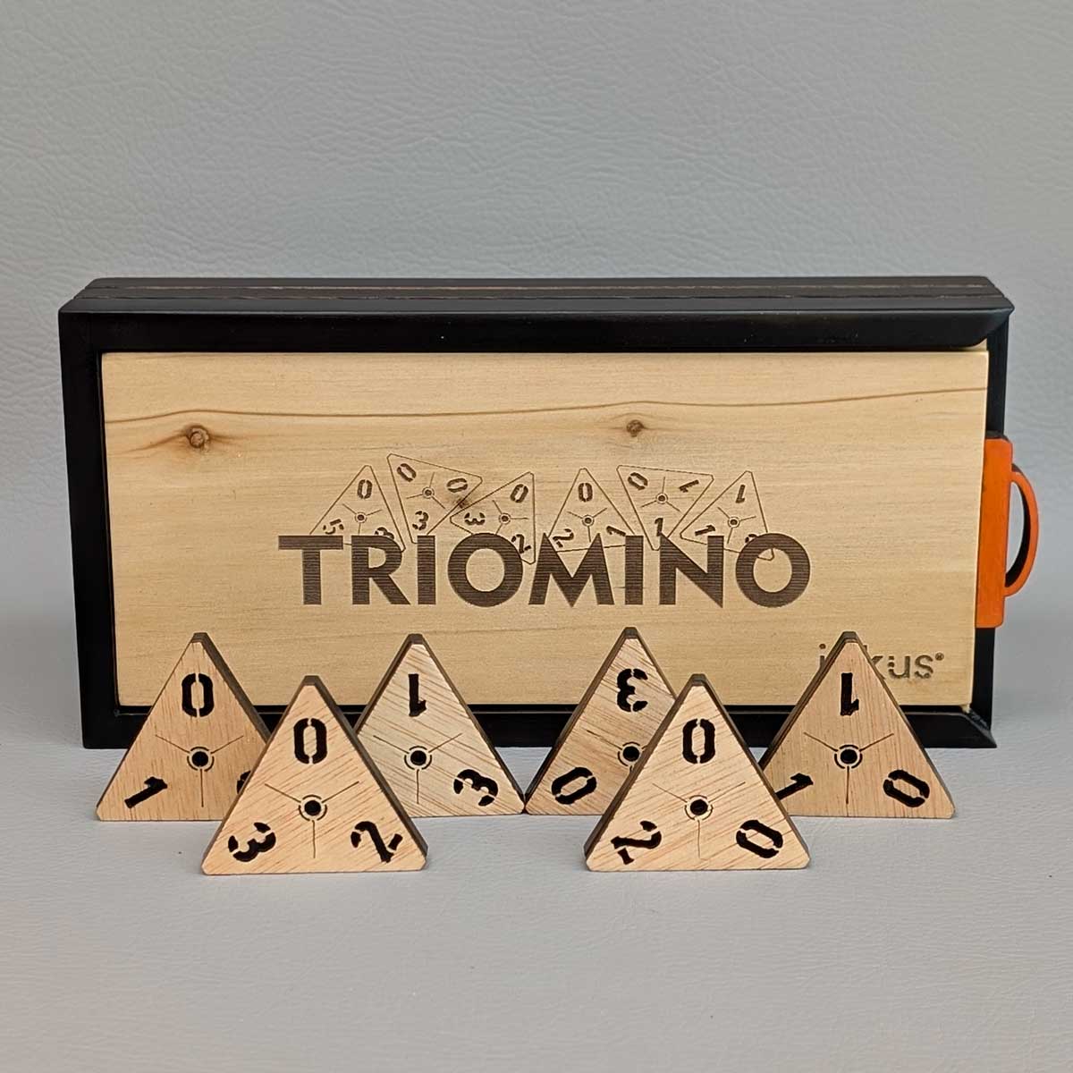 Juego de Tridominó en madera, perfecto para compartir en familia y ejercitar la mente. Foto de caja y fichas