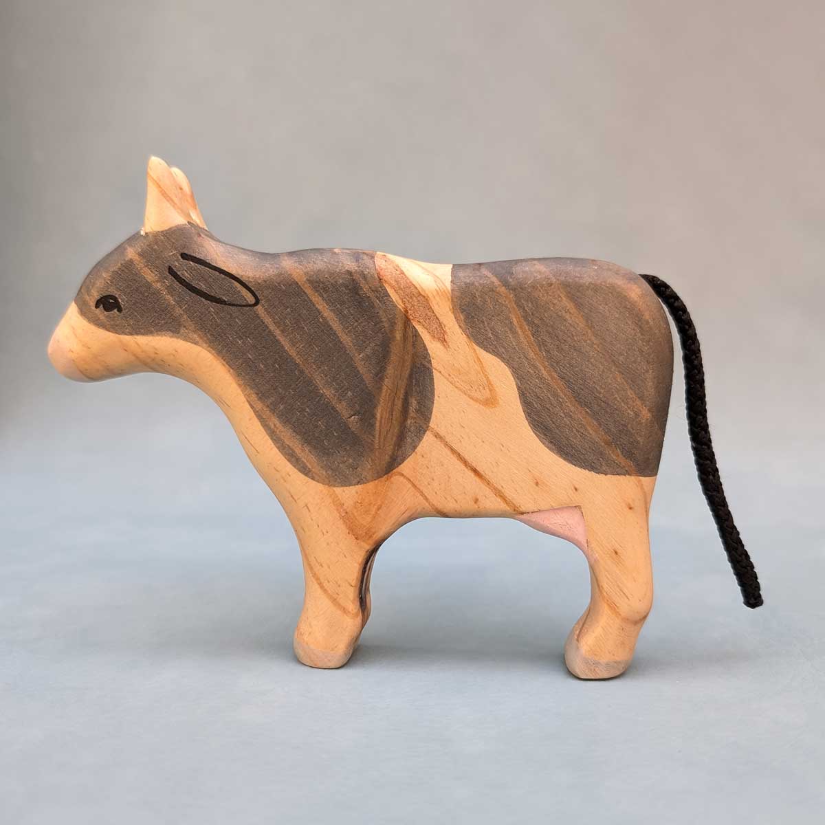 Vaca de madera, color de manchas negro, juguete Montessori artesanal para estimular la imaginación infantil