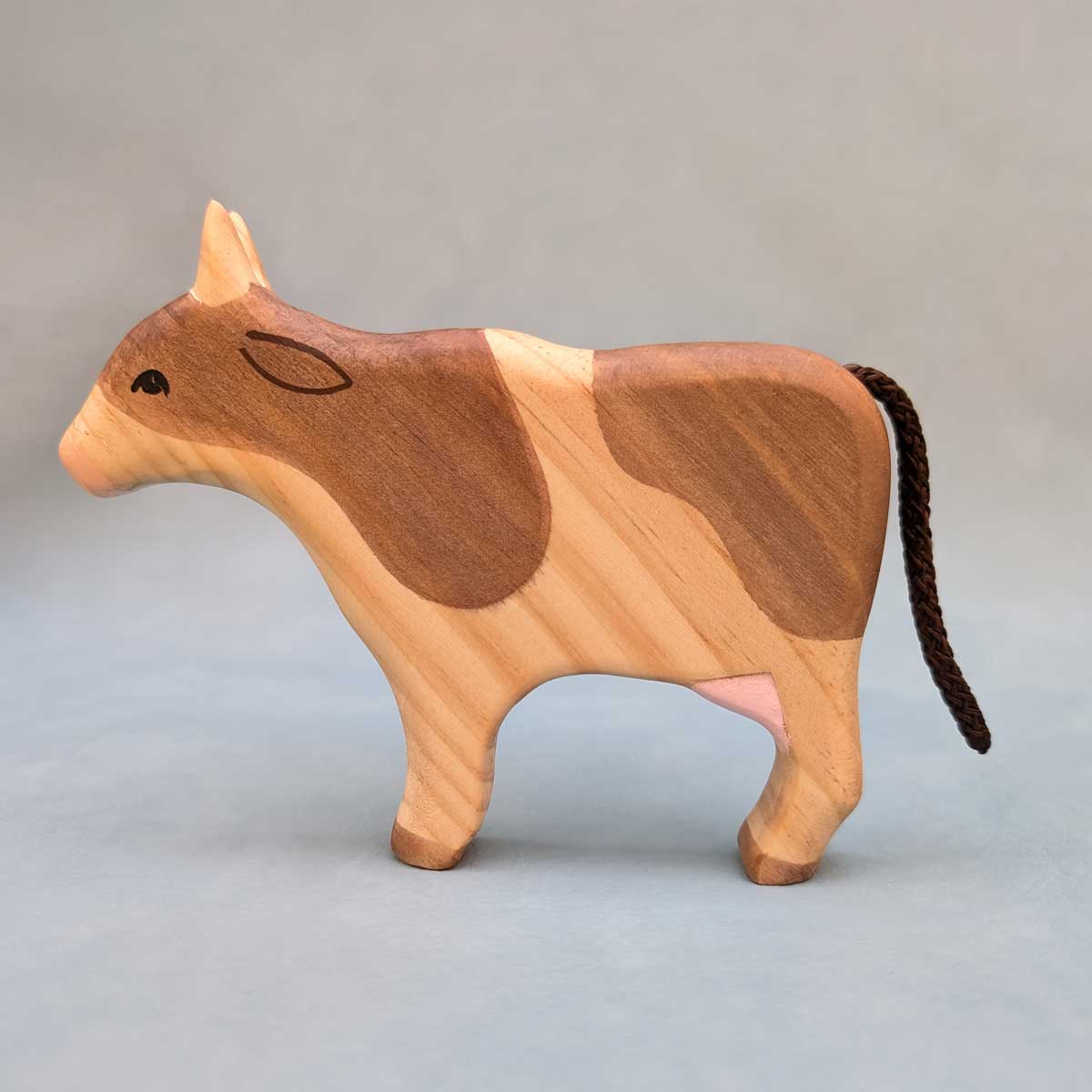 Vaca de madera, color de manchas café juguete Montessori artesanal para estimular la imaginación infantil