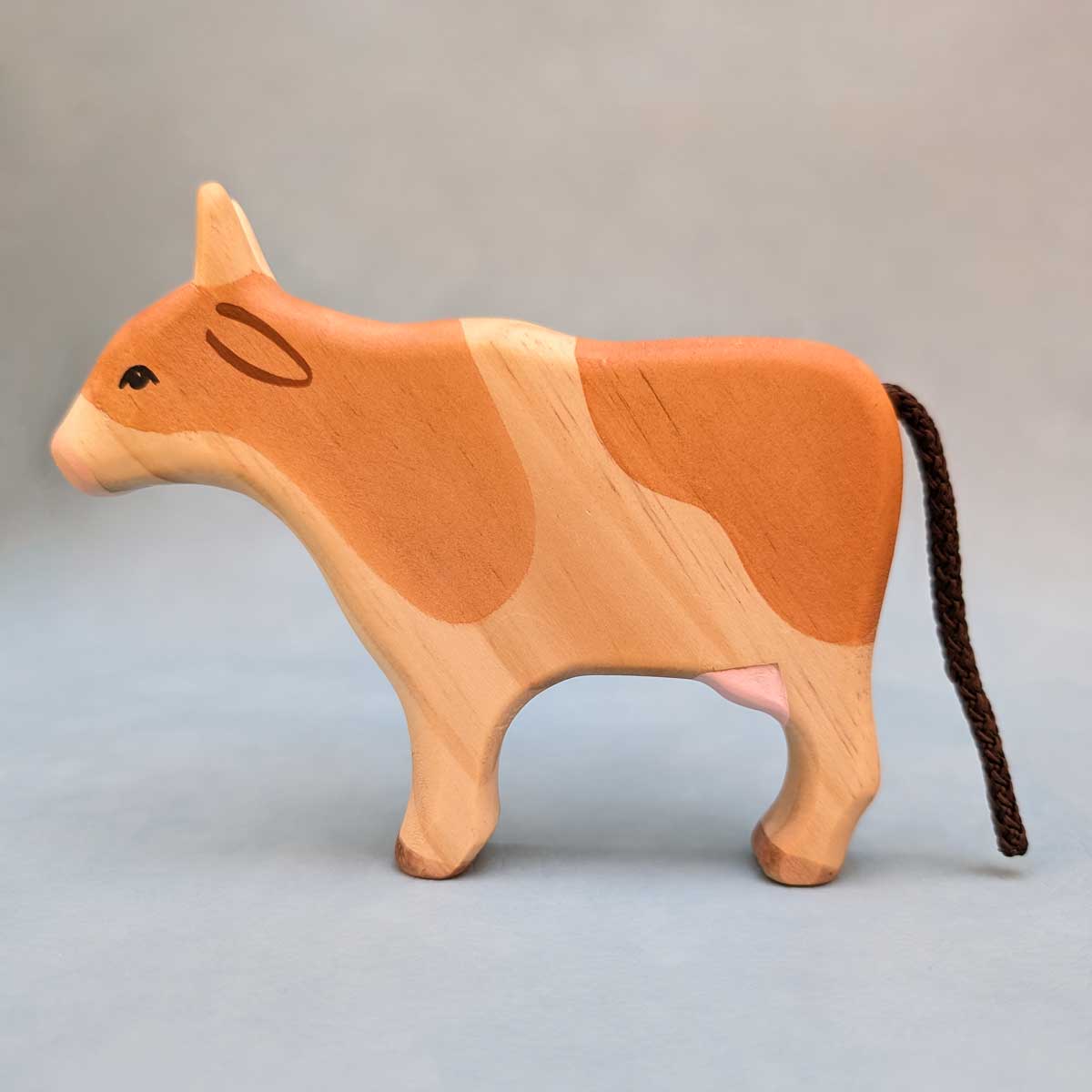 Vaca de madera, color de manchas miel, juguete Montessori artesanal para estimular la imaginación infantil